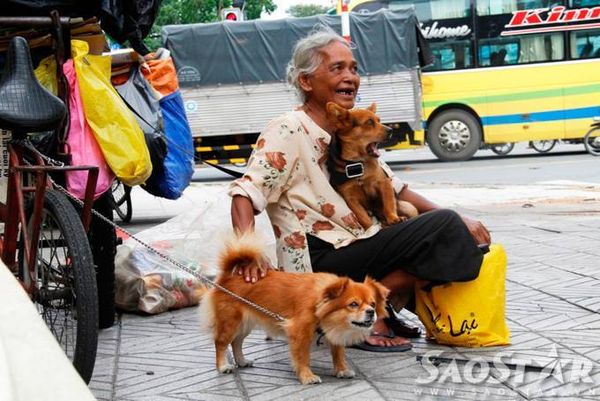 Sống trên góc đường Võ Thị Sáu- Nguyễn Thông (quận 3) hơn 17 năm, bà Trần Thị Trinh được người dân ở đây yêu quý bởi tính cách hiền lành, chịu thương chịu khó.