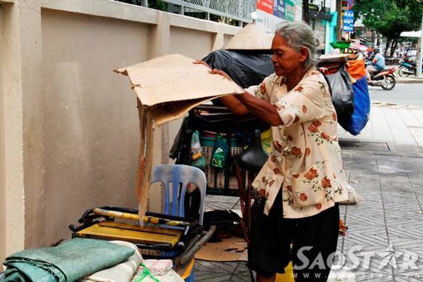 3. Nhớ về tuổi thơ bà cho biết, từ nhỏ do bị thất lạc gia đình nên bà sang Việt Nam ở đã hơn mấy chục năm nay. “Tôi nhớ rất ít khí ức về lúc nhỏ, chỉ biết mình sống ở một vùng ven sông nước. Năm lên 14 tuổi tôi lấy chồng làm xe ôm rồi sang quận 4 sống trong một nhà trọ. Hằng ngày chồng chạy xe ôm còn tôi ra chợ Cầu Muối rửa cà rốt thuê, cuộc sống lúc đó rất khó khăn”, bà Trinh nhớ lại.