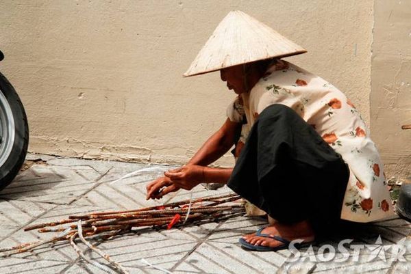 4. Khi chồng bà đột ngột qua đời vì bệnh, một mình bà ở vậy tiếp tục đi làm kiếm tiền nuôi con khôn lớn, bao nhiêu khó khăn cứ đè nặng lên đôi vai bà. Khi cô con gái của bà lớn lên thì nên duyên với một người đàn ông nhưng không lâu sau đó hai vợi chồng đều tử vong để lại cho bà 3 đứa cháu nhỏ. Từ đó, bà Trinh cùng 3 cháu nhỏ dọn ra vỉa hè sống. Ít lâu sau bà may mắn gặp được một thầy giáo tốt bụng, ông khuyên bà đưa 3 cháu vào mái ấm tình thương để các cháu được học hành đàng hoàng.