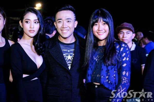 Cả hai vui vẻ chụp ảnh lưu niệm với các khách mời khác. Trong bộ phim mới nhất, Trấn Thành đảm nhận vai thứ chính đồng thời có những màn tung hứng cùng Thu Trang, Việt Hương qua đó mang đến những tình huống hài hước cho Trùm cỏ.