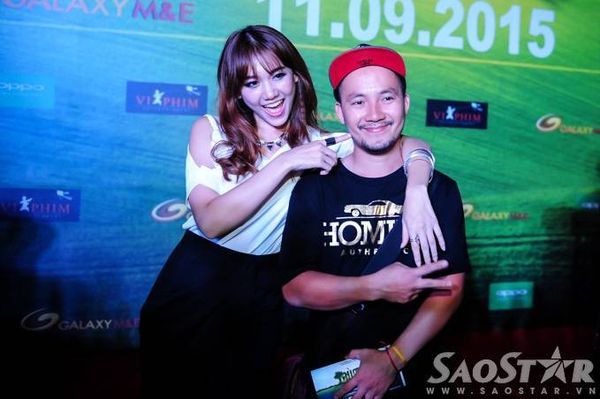 Hari Won đến tham dự sự kiện cùng rapper Đinh Tiến Đạt.