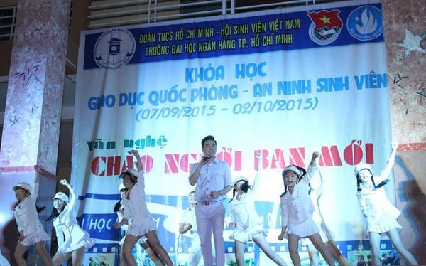 Tối 11/9, mặc dù có show riêng tại một phòng trà song Đàm Vĩnh Hưng vẫn nhận lời và dành thời gian đến Trung tâm Giáo dục Quốc Phòng - Đại học Quốc gia TP HCM để tham dự chương trình văn nghệ Chào người bạn mới do trường ĐH Ngân hàng TP HCM tổ chức với sự góp mặt của hàng ngàn sinh viên.