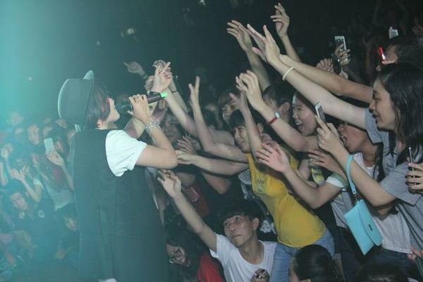 Cô ca sĩ cá tính hát thêm bài hát: Một nhà, Flashlight cùng bản mashup Set fire to the rain, Lặng thầm, Lặng thầm một tình yêu và Cơn mưa ngang qua.