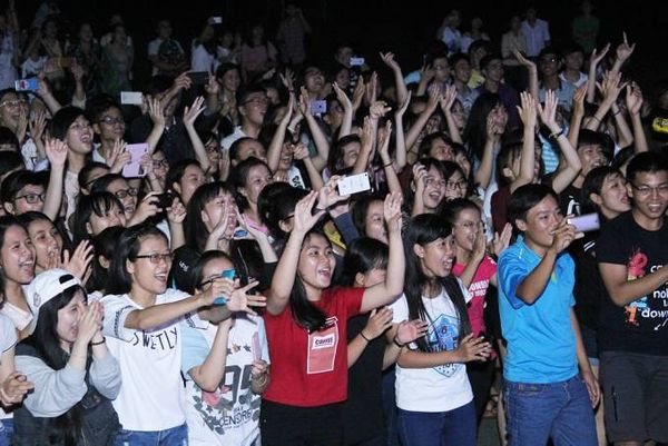 Những màn trình diễn sôi động liên tiếp của nam HLV The Voice khiến số đông sinh viên đứng bật dậy nhún nhảy, đồng thời dành nhiều tràng vỗ tay tán thưởng.