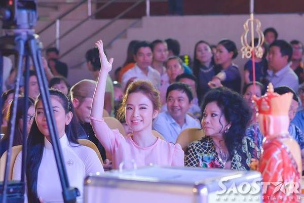 Sáng 13/9, Angela Phương Trinh có buổi tham dự sự kiện Ngày hội ăn chay vì cộng đồng 2015 tại Nhà thi đấu Nguyễn Du (TP HCM). Tronng phần đấu giá các vật phẩm để gây quỹ giúp đỡ, xây nhà tình thương cho các hoàn cảnh khó khăn, nữ diễn viên 9x đều nhiệt tình tham gia.