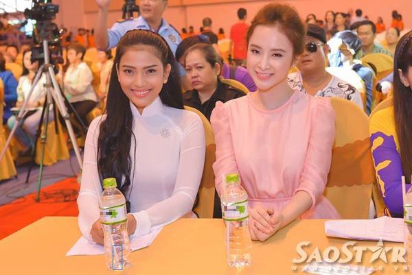 Angela Phương Trinh vui vẻ chụp ảnh lưu niệm cùng á hậu Trương Thị May.