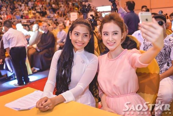 Cô cũng tranh thủ chụp hình tự sướng để cập nhật lên trang cá nhân tặng các fan,