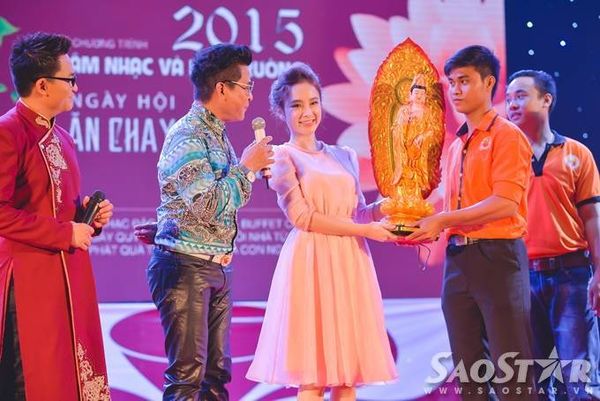 Sau nhiều phiên đấu giá, Angela Phương Trinh suýt là người chiến thắng và có cơ hội mang tượng Phật về nhà với mức giá 35 triệu đồng. Tuy nhiên, một nữ doanh nhân khác đưa ra giá cao hơn cùng mong muốn sở hữu vật phẩm trên nên cô quyết định nhường và không đấu tiếp. Angela Phương Trinh cũng ủng hộ riêng 10 triệu đồng cho quỹ.