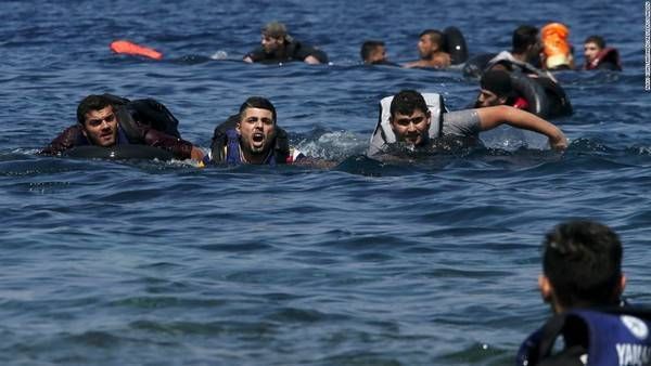 Đoàn dân tị nạn từ Syria và Afghanistan vất vả bơi tới đảo Lesbos, Hi Lạp sau khi thuyền cao su chở họ bị lật lúc chỉ mới cách bờ khoảng 100m. Ảnh chụp vào ngày 13/09, hiện tại cuộc khủng hoảng tị nạn vẫn chưa có dấu hiệu dịu đi.