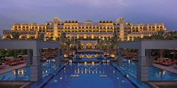 Ngoài ra, bạn có thể ghé thăm Jumeirah Zabeel Saray. Vào buổi tối, khách sạn này trông giống một cung điện Ả Rập với vô số đèn điện, hoa và cây cối. Phòng nghỉ ở đây có giá từ 480 USD (11 triệu đồng) trở lên.
