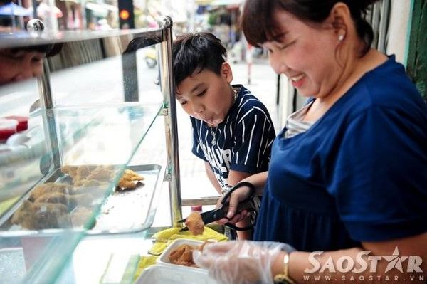 Cậu học trò nhỏ của trường THCS Ba Đình (TP HCM) nhanh chóng xin mẹ tiền đi mua cơm, nước uống sau khi giao hàng xong.