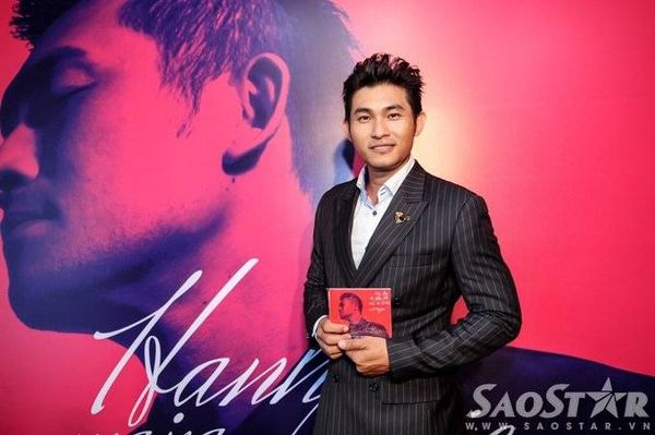 Chiều 24/9, Nguyễn Hồng Ân có buổi giới thiệu album mới mang tên Hạnh phúc mang theo tại phòng trà We (TP HCM).