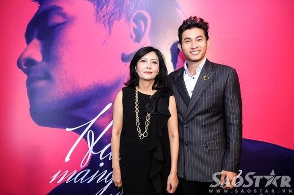 Bên cạnh album Hạnh phúc mang theo, Nguyễn Hồng Ân còn giới thiệu MV Phép màu cuộc sống nhân dịp Trung thu. Phép màu cuộc sống là một sáng tác của nhạc sĩ Phúc Trường viết dành tặng cho anh và quỹ từ thiện của anh. Nội dung MV kể câu chuyện cảm động về cuộc sống của em bé mồ côi người dân tộc K’Ho tên Lộc. Để MV đạt hiệu quả chân thật, Nguyễn Hồng Ân cùng ê-kíp đã tìm đến một huyện miền núi của miền Trung nhằm thực hiện phần ghi hình vào đầu tháng 9 vừa qua. Trong ảnh, chủ nhân buổi họp báo tranh thủ chụp hình cùng nữ danh ca Họa Mi.