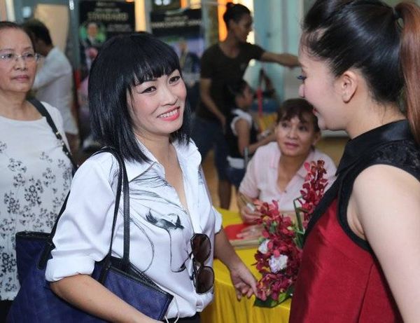 Ca sĩ Phương Thanh vui vẻ đến cúng Tổ. Như mọi năm, giọng ca Giã từ dĩ vãng luôn dành thời gian đến các địa điểm tổ chức lễ giỗ Tổ ở TP HCM thắp hương và cầu nguyện.