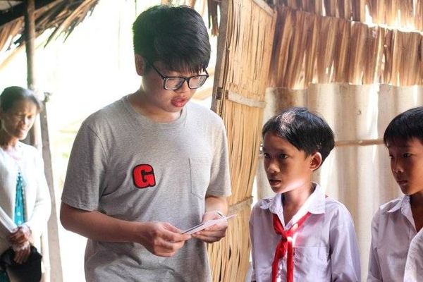 Sau khi đăng quang quán quân Giọng hát Việt 2015, Đức Phúc vẫn đang cố gắng chứng minh năng lực của bản thân nhằm đáp lại tình cảm mà khán giả dành cho mình. Vừa qua, trong chuyến đi thăm các trường hợp có hoàn cảnh đặc biệt khó khăn ở 3 tỉnh: Bến Tre, Long An, Tiền Giang trong khuôn khổ chương trình Nâng bước ngày mai do quỹ Mỹ Tâm thực hiện, chàng trai gốc Hà thành quyết định trích ra một phần tiền thưởng để tặng 7 suất học bổng cho các em học sinh hiếu học.