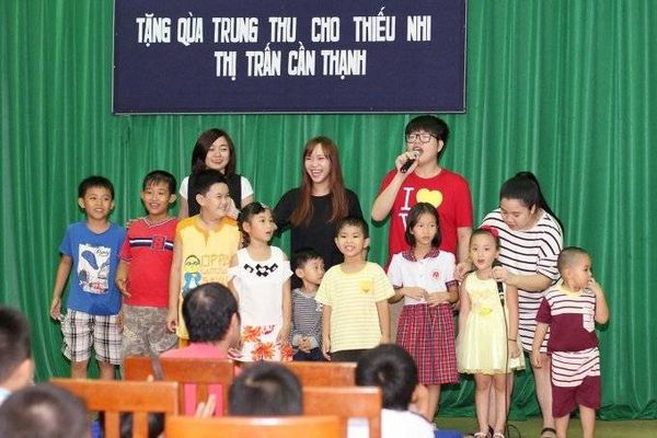 Tối 24/9, Đức Phúc, Ngọc Sang, Bảo Uyên, Thu Thủy và Vân Anh có buổi trao bánh Trung thu, lồng đèn cho các em nhỏ tại thị trấn Cần Thạnh, Cần Giờ, TP HCM.