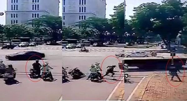Khoảng khắc từ lúc bỏ xe máy đến chạy trên vỉa hè của anh chàng chưa đến