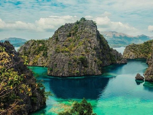 Hồ Kayangan là một trong những điểm đến nổi tiếng của đảo Coron với làn nước trong xanh. Chỉ mất 10 phút để leo đến hồ, bạn sẽ có cơ hội bơi trong một vịnh nhỏ được bao quanh bởi các dãy núi hùng vĩ và bạt ngàn cây xanh.