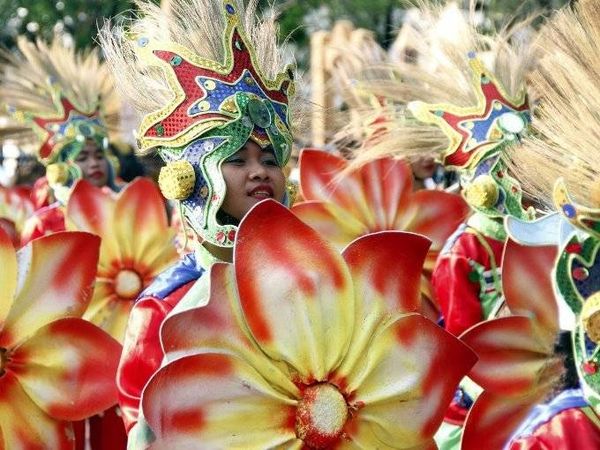Lễ hội đầy màu sắc Aliwan diễn ra hằng năm tại Manila. Mọi người từ nhiều nền văn hóa khác nhau tụ họp lại và tham gia vào màn diễu hành, cuộc thi sắc đẹp và đua thuyền.