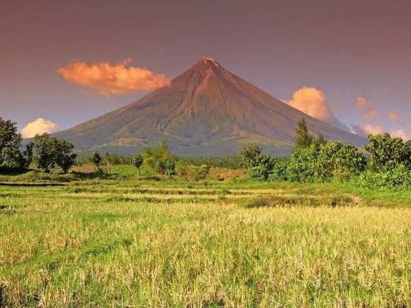 Núi lửa Mayon hay còn được gọi là núi Mayon tọa lạc trên đảo Luzon. Đây là ngọn núi lửa nổi tiếng nhất ở Philippines. Sự đối xứng gần như hoàn hảo khiến núi Mayon xinh đẹp và hấp dẫn trong mắt các du khách.