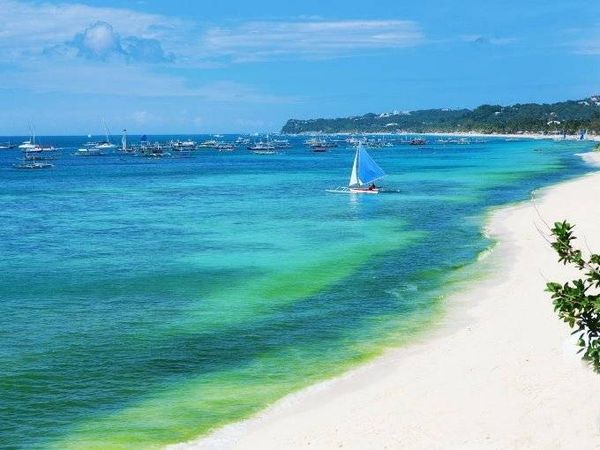 Bãi Trắng và Bãi Yapak là hai niềm tự hào của Boracay và cũng là 2 điểm du lịch nổi tiếng ở Phillipines. Nếu bạn muốn yên tĩnh, tránh xa đám đông thì Boracay là nơi dành cho bạn, với những bãi cát trắng mềm điểm xuyến cùng bãi biển với màu nước trong xanh.