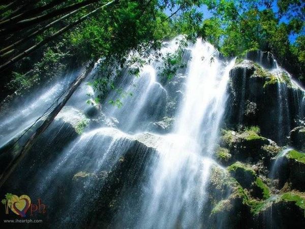 Thác Tumalog hùng vĩ là điểm đến “bắt buộc” ở thị trấn Oslob, đảo Cebu. Nơi đây rất tự nhiên với làn nước trong chảy trên những phiến đá phủ đầy rêu trong một khu rừng vô cùng yên tĩnh.