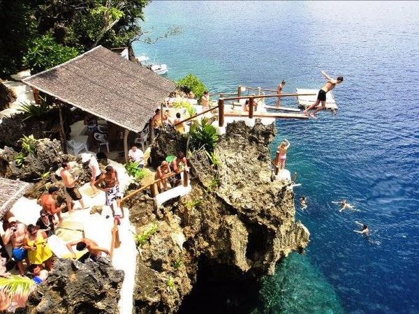 Rất dễ để di chuyển đến Point Ariel bằng tàu, xuất phát từ Boracay. Đây là nơi du khách tự do nhảy vách đá, lặn biển và chèo thuyền kayak.