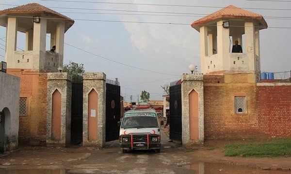 Xe cứu thương chở thi thể Ansar Iqbal bị kết tội giết người cách đây 16 năm sau cuộc hành xử tại nhà giam trung tâm ở Sargodha, Pakistan. Ảnh: Reuters