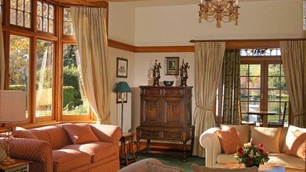 Đến với khách sạn Lake Timara, bạn sẽ có được sự yên tĩnh tuyệt đối với một căn phòng riêng biệt. Bữa ăn tại đây sẽ được chuẩn bị cùng rượu vang trước sân hoặc dưới tầng hầm lớn.