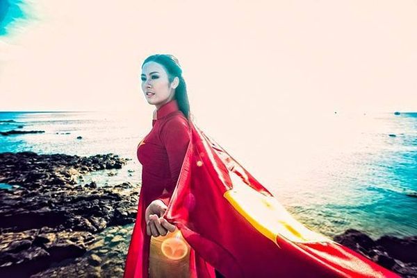 Tháng 6/2014, Hoa hậu Ngọc Hân có chuyến đi tới huyện đảo Lý Sơn, Quảng Ngãi để động viên ngư dân và các chiến sĩ trên đảo. Cô cùng ê-kíp tranh thủ thực hiện một bộ hình ý nghĩa.