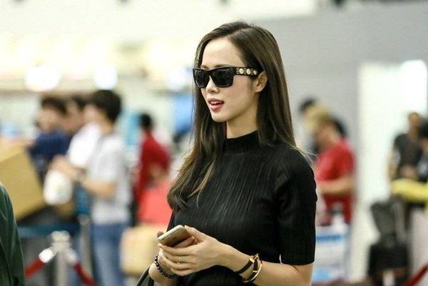 Quyên là một trong hai bộ phim Việt Nam nhận được lời mời tham dự, đồng thời có 3 suất trình chiếu tại LHP danh giá bậc nhất châu Á này. Theo chia sẻ từ Vũ Ngọc Anh và Trần Bảo Sơn, cặp đôi sẽ tham dự đầy đủ các sự kiện từ đêm khai mạc chính thức vào tối nay (1/10) cho đến những buổi trình chiếu trong phần Cửa sổ điện ảnh châu Á.
