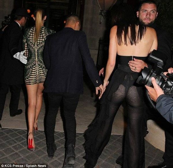 Chất liệu vải xuyên thấu cũng để lộ vòng 3 tròn trịa của Kendall. Kiều nữ nhà Jenner ngày càng táo bạo trong khoản ăn mặc. Kendall thường xuyên bị bắt gặp “thả rông” ngực, không mặc bra khi ra phố.