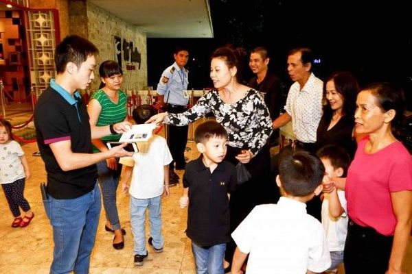 Cường Đô La vui vẻ bên gia đình xem Disney Live