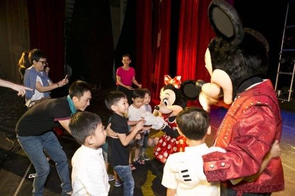 Cường Đô-la đưa Subeo đến chụp hình kỷ niệm với Mickey và Minnie
