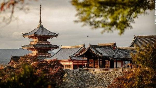 Kiyomizu-dera (Ngôi chùa của nước khoáng). Đây là một trong những danh lam thắng cảnh tại Kyoto.