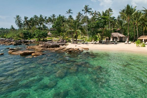 Không những được thiên nhiên ưu đãi với thức ăn ngon, hòn đảo nằm kề biên giới Cam-pu-chia này còn có vẻ đẹp tự nhiên và không quá ồn ào như các hòn đảo du lịch khác. Du khách sẽ xuyên rừng với những cây cối lâu năm nhất trên đất Thái cùng những màn nghĩ lễ với trang phục truyền thống Thái Lan để tôn thờ thần rừng. Các môn thể thao như Kayaking hay trekking rất được ưa chuộng tại đây và cả món mực cá hấp dẫn.