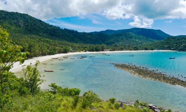 Là một nơi thật sự dành cho nghỉ ngơi, thư giãn. Tách biệt khỏi đám đông của Koh Samui và 30 phút đi phà từ Maenam hoặc Bangrak đến Koh Phangan, ngoài khơi bờ biển phía đông. Cùng với Thong Nai Pan Noi và Thong Nai Pan Yai, hai bãi biển hẻo lánh với hình dạng vùng vịnh với hai bát cãi vàng cùng làn nước trong vắt. Các khách sạn trên đảo nằm thoắt ẩn thoắt hiện trong những rừng cọ yên bình. Thong Nai Pan Yai chủ yếu phục vụ cho phần đông du khách còn Thong Nai Pan Noi có nhiều sự lựa chọn của các khách sạn hạng sang nếu ngân sách du lịch của bạn cho phép.