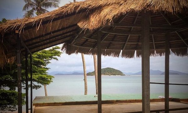 Từ Cam-pu-chia, Koh Mak thật sự xa hơn các đảo khác, thậm chí ngoài sự tưởng tượng của bạn. Nơi đây là tập hợp của những điều giản đơn từ triết lí phật Giáo của cuộc sống, phong cảnh ngoạn mục, thức ăn tươi ngon và đặc sản trên đất Thái. Nghỉ chân tại resoirt Seavana, nơi với những nhà gỗ hướng ra bãi biển thoải mái và hồ bơi sát biển. Du khách có thể tự thuê xe đạp từ khu nghỉ dưỡng và tự khám phá đảo. Nếu không muốn đi bằng đường bộ, bạn có thể thuê thuyền kayak và dùng mái chèo để đến đảo nhỏ Koh Kham.