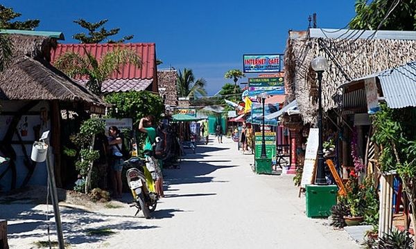 Đảo Koh Lipe nằm ở biên giới Malaysia và công viên quốc gia Tarutao.. Một ngày trên đảo, bạn sẽ được khám phá các đảo xung quanh, những hòn đảo hoảng vu với khỉ và nước trong như pha lê, thích hợp để lặn biển. Bãi biển Hoàng hôn với những rung cảm nhẹ nhàng, bạn có thể dành cả ngày để lặn biển và tận hưởng bầu trời đêm đầy sao yên tĩnh.