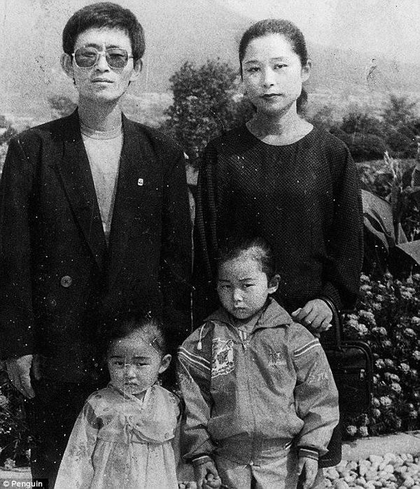 Gia đình Yeonmi sống trong 1 ngôi nhà cấp 4 dột nát, bữa ăn hàng ngày là 1 bịch khoai tây đông lạnh, hoa, cào cào, châu chấu.