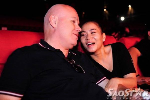 Cô vui vẻ trò chuyện cùng chồng Tây. Vì muốn tiết mục của bản thân thật chỉn chu, ấn tượng, Thu Minh và gia đình nhỏ của mình đã đẹp chuyến bay ra Nha Trang trước đó hai ngày.
