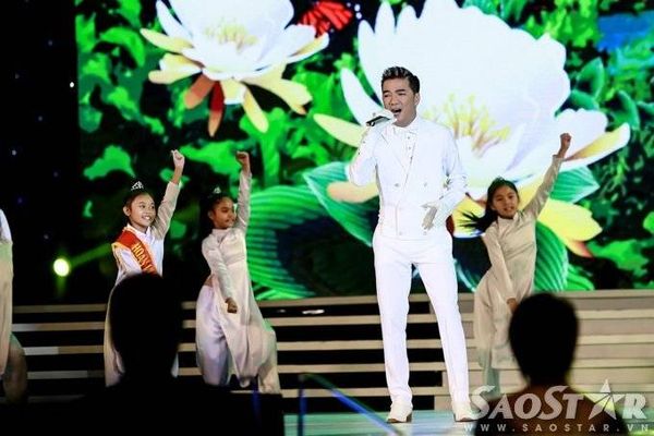 Tối 3/10, cuộc thi Hoa hậu Hoàn vũ Việt Nam 2015 đã khép lại hành trình 6 tháng tìm kiếm ứng viên tài sắc cho mùa giải thứ hai với chiến thắng thuộc về Phạm Thị Hương - người đẹp gốc Hải Phòng. Trong đêm chung kết, ngoài phần trình diễn của 44 thí sinh, khán giả còn được thưởng thức bữa đại tiệc âm nhạc từ bộ ba: Đàm Vĩnh Hưng, Hồ Ngọc Hà và Thu Minh. Bên cạnh một số bản hit quen thuộc, các ca sĩ cũng mang đến những sáng tác mới toanh, lần đầu biểu diễn. Trong ảnh, Mr. Đàm thể hiện bài hát Ô kìa đời bỗng vui của nhạc sĩ Hoàng Thi Thơ.