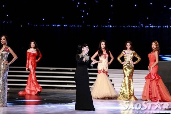 “Nữ hoàng nhạc dance” khoe giọng hát nội lực , qua đó tạo sự hứng thú, tự tin cho các thí sinh trong phần thi Trang phục dạ hội.