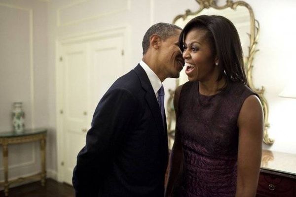 Tổng thống Obama thì thầm vào tai vợ trong phút giải lao giữa các sự kiện tại Hội đồng Bảo an Liên Hiệp Quốc năm 2011.