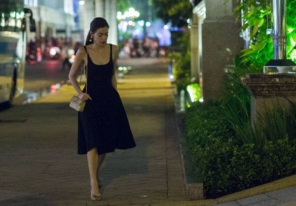 Chọn chiếc đầm 2 dây tông màu đen sang trọng với điểm nhấn là túi xách hiệu Chanel màu vàng, “nữ hoàng giải trí” của showbiz Việt nổi bật trên đường phố.