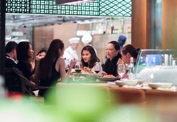 Trong buổi ăn tối, Hà Hồ tranh thủ trò chuyện cùng bác sĩ Eri. Tháng 9 vừa qua, giọng ca Tìm lại giấc mơ cũng có cơ hội gặp gỡ và làm việc với bà khi dẫn đoàn nghệ sĩ Việt gồm Chipu, Gil Lê, Lý Quí Khánh, Quang Vinh sang đất nước mặt trời mọc.