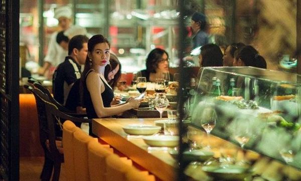 Với sự giúp đỡ của tập đoàn CMG.Asia do ông Randy Dodson điều hành, Hồ Ngọc Hà vừa khai trương Viện thẩm mỹ y khoa Eri Internation, đồng thời đón nhận lượng khách hàng đông đảo cùng những phản hồi tích cực. Theo một nguồn tin, đây là dự án kinh doanh khiến bà mẹ một con “mất sức” nhất trong thời gian qua. Cô cảm thấy khá áp lực với đối tác lần đầu làm kinh doanh.