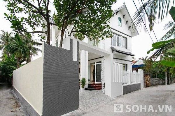 Tọa lạc trên diện tích mặt đất lên tới hơn 100m2, ngôi nhà của gia đình Phạm Hương được xem như 1 căn biệt thự mọc lên giữa khu dân cư nghèo.
