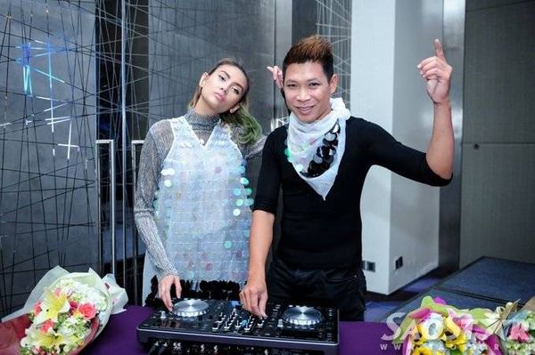 Trong dự án Miss on the mix, giải Vàng cuộc thi Siêu mẫu Việt Nam năm 2008 sẽ trở thành người quản lý, nắm giữ vai trò gương mặt đại diện, làm việc trực tiếp với các nhà tài trợ, nhận lời tham gia tại các show diễn trên thị trường quốc tế... Võ Hoàng Yến hy vọng bản thân sẽ có được những thành công trong lĩnh vực DJ như Paris Hilton.