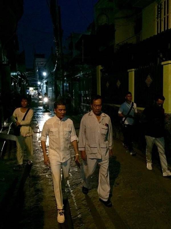Ông xúc động và run run trong từng câu nói khi gặp Đàm Vĩnh Hưng. Ông ra tận đầu hẻm để đón “đàn em”, điều này làm nam ca sĩ cảm thấy rất áy náy.